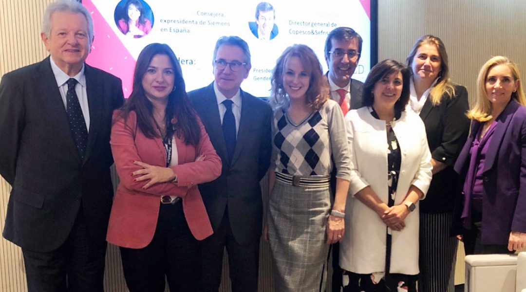 Socorro Fernández Larrea, Rosa García y Gloria Lomana participan en la presentación del informe de la AED