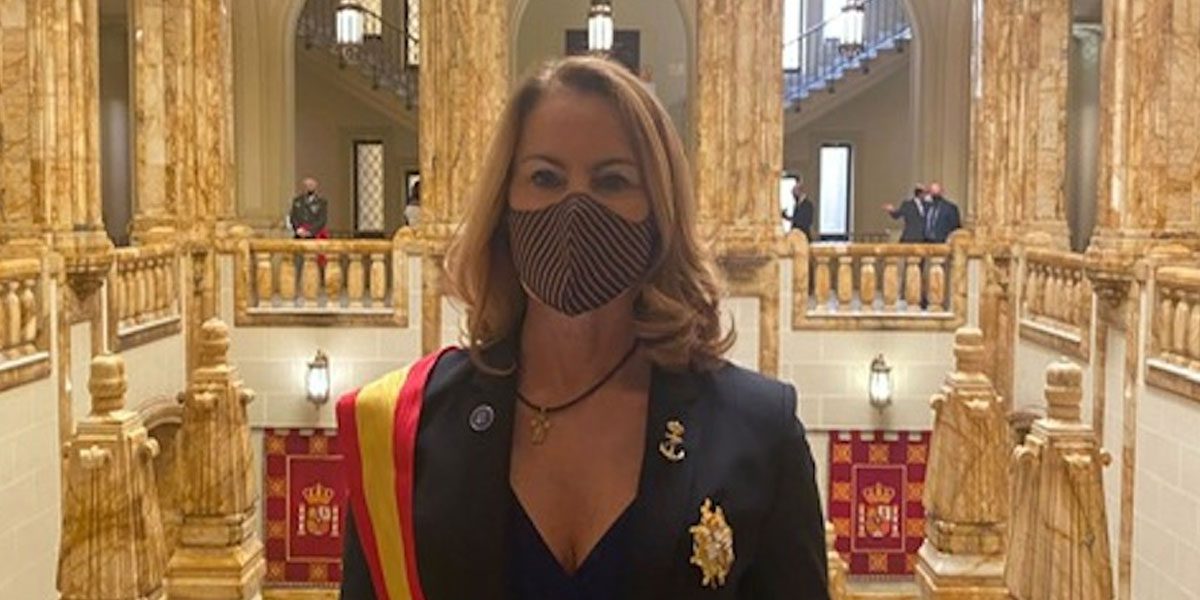 Theresa Zabell recibe la Gran Cruz del Mérito Naval